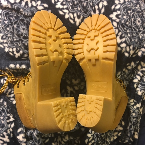 SOLD!!! Zigisoho sz 10 NWOT heeled hiking boots - Picture 2 of 6